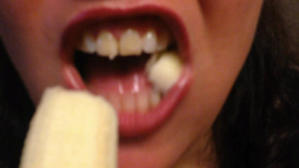 Lily Lipstixxx: バナナは唾ではなく、飲み込みます!