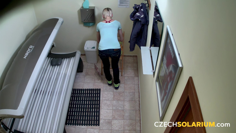 Czech Solarium: Чеський солярій 54: блондинка молода жінка роздягається і показує свою пизду