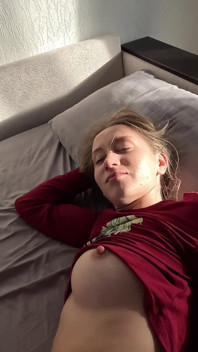 当继父回家时，他震惊了！继女高潮骑着爸爸的鸡巴