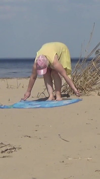 Namorando uma puta madura sexy na praia