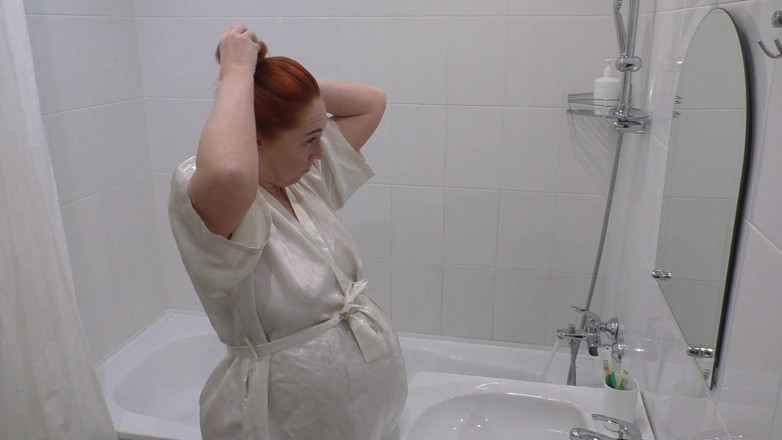 LoveHomePorn: Betrapt op video, zwangere stiefmoeder wordt wild in de badkamer