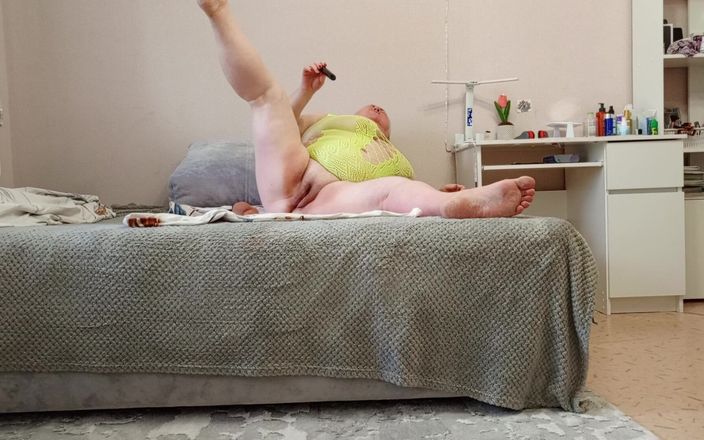 Zona901: Une belle-mère se masturbe la chatte avec des jouets jusqu’à...