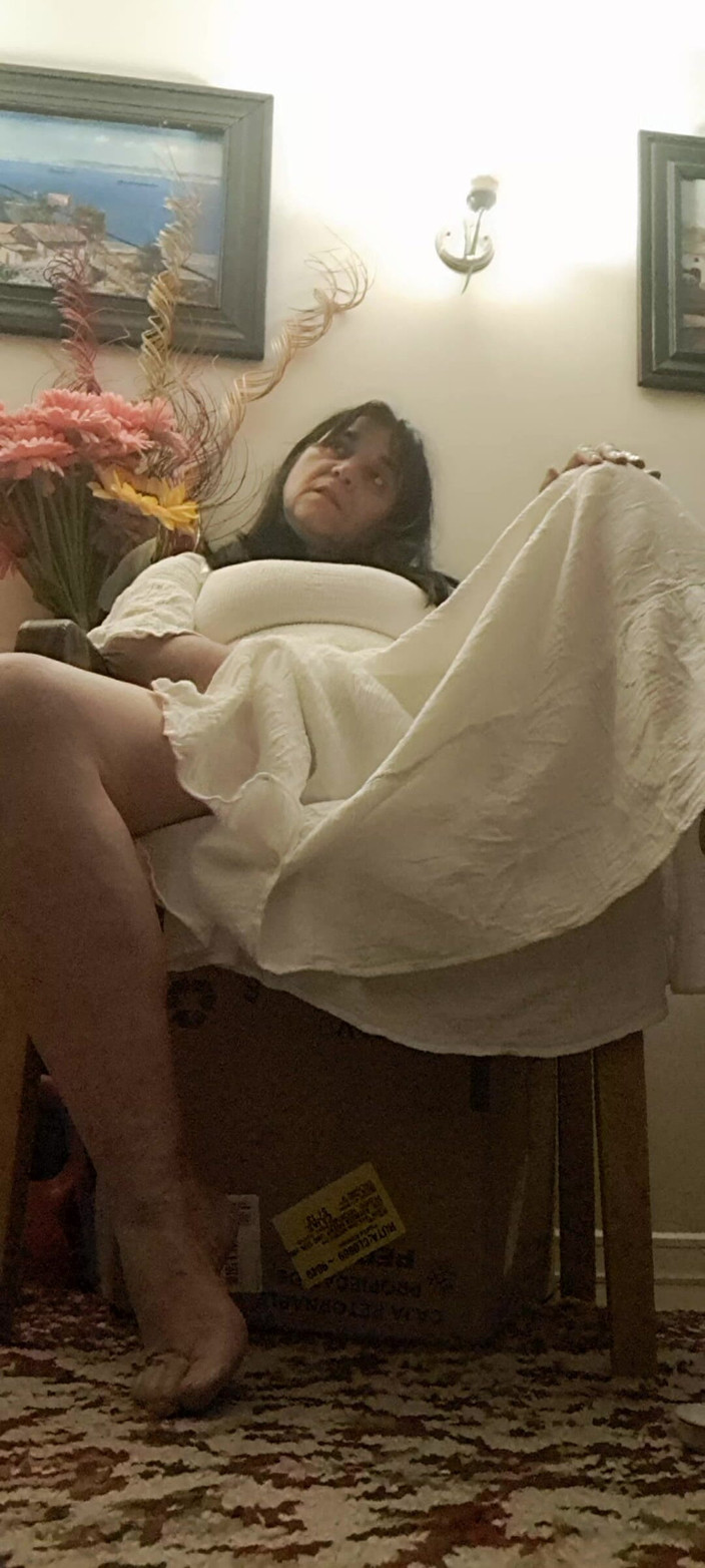 Mommy big hairy pussy: Tocar y probar lo que hay debajo del vestido