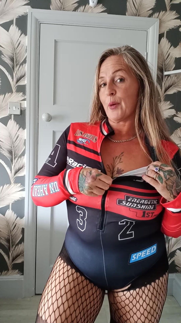 Kitty James: Top de moto gp rojo y medias con juguete fisting