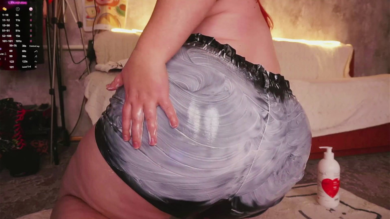 AssGives: Latex, krém a dva sudy