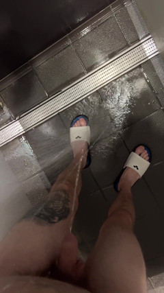 Dirty Dog: Chcaní na Sprchový Tělocvična. Velký bílý pták chcaní na šatnu.