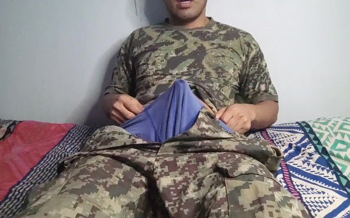 Hornyboy2058: Tentara ditinggalkan sendirian dan masturbasi dan muncrat banyak banget saat...