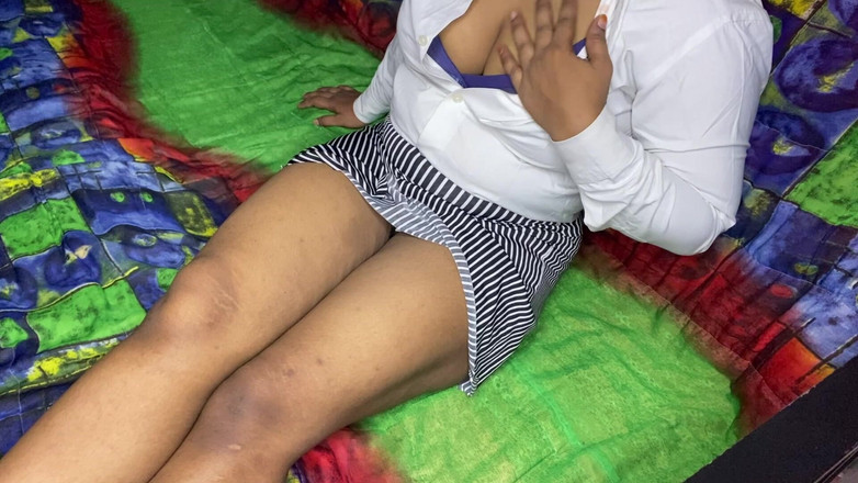Angoori: Indische Bhabhi neukt haar poesje met een vinger