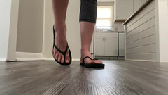 footivities: Flip Flop Modelliği Ve Doğal Ayak Parmaklarını Sallıyor