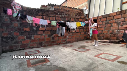Isabel: Ich schmutzige meine socken im garten