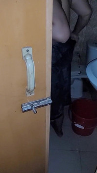 Min styvsyster duschade med dörren öppen och jag kikade in