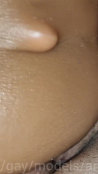 Tüm femboyların rüyası, kadın kılıklı femboyun iki yarağın dölünde sevimli bir yaraklı ezişi!