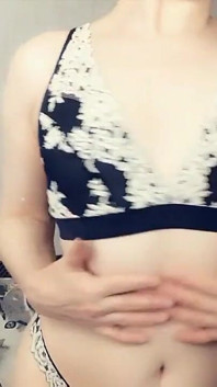 Ballare, stuzzicarsi in bella lingerie...