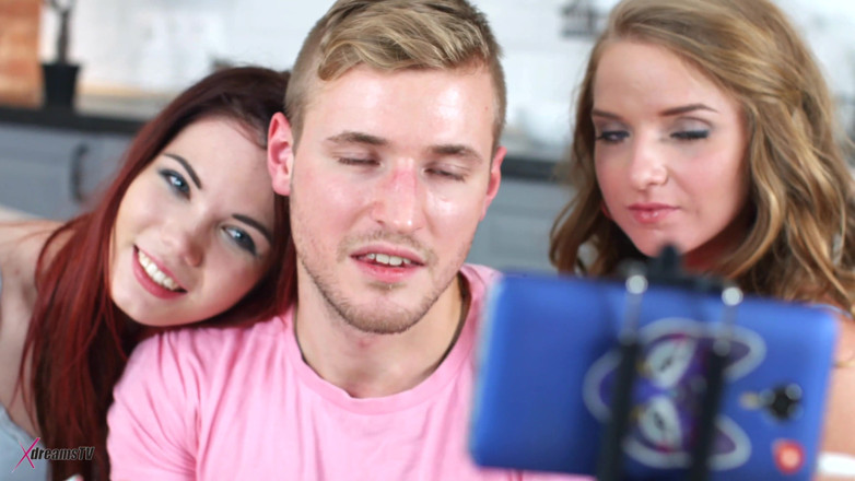 XdreamsTV: Anaal trio feestje - mannen worden geneukt door twee vrouwen - scène 2