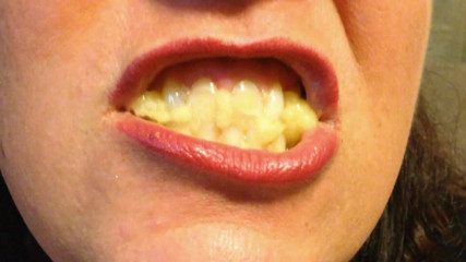 Lily Lipstixxx: Banana engole, não cospe!