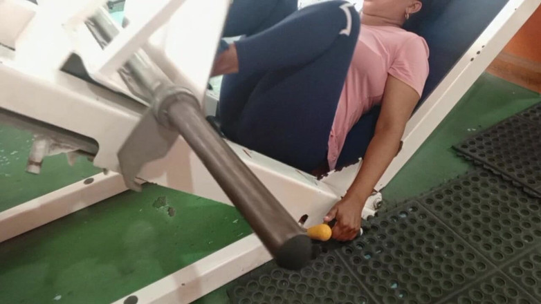 BigassMILF40: 나는 그녀의 다리 루틴 후 체육관에서 큰 엉덩이를 초대