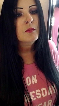 Yawning milf doet make-up /neukt wat chat