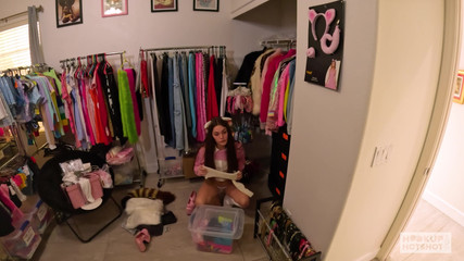 HookUp HotShot-BTS: Si cewek nakal juniper ren membau untuk ngentot sama cowok...