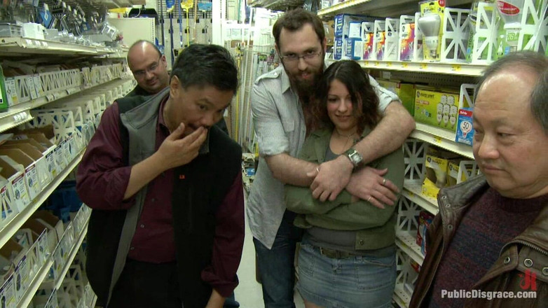 Public Disgrace by Kink: 20letá děvka je použita v obchodě s hardwarem