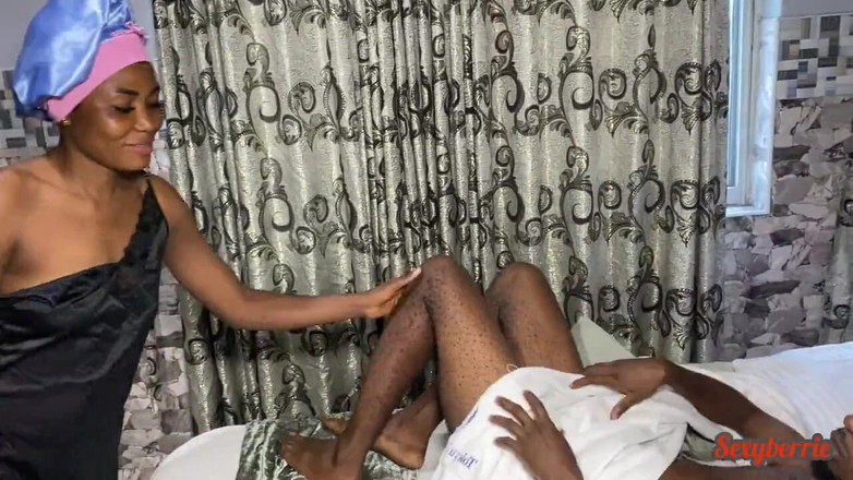 Sexy Berrie: Nevlastní sestra přistihla velkého ptáka nevlastního bratra při masturbaci a...