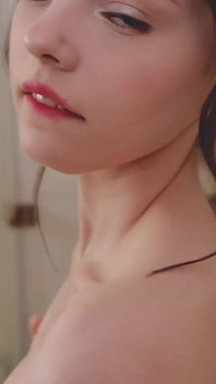My18teens - Petite Dakota Doll šuká svou kundičku v koupelně