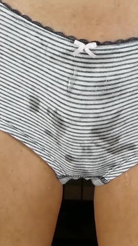 Sexe debout avec éjaculation dans sa culotte