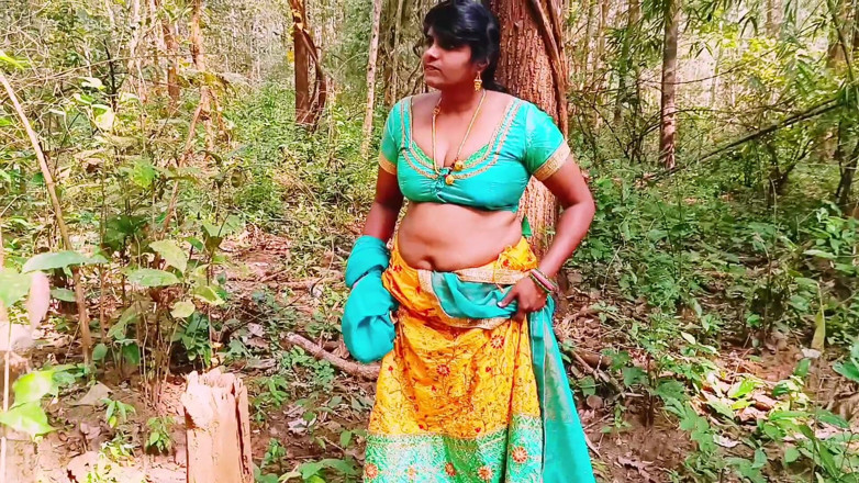 Telugu honey lips: Sexo ao ar livre na floresta Indiana fodendo o pau...