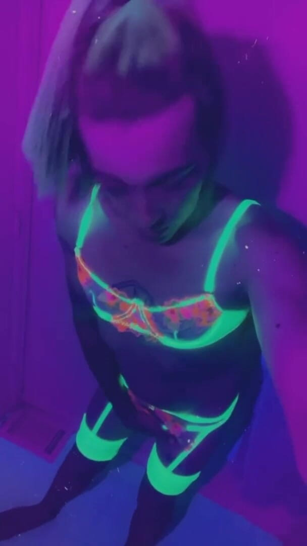 CarmenMelatonin: Une jolie fille raveuse prête à faire la fête