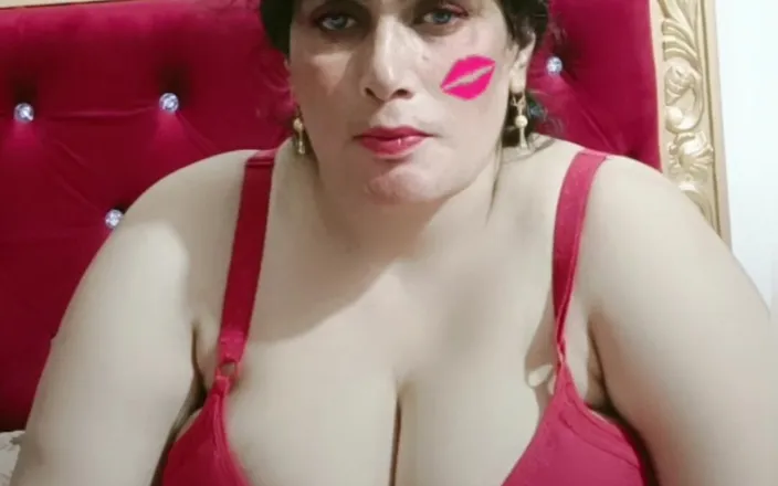 RajuIndianPorn: Big Boobs Curvy MILF Showing Her Big Tits and Pussy