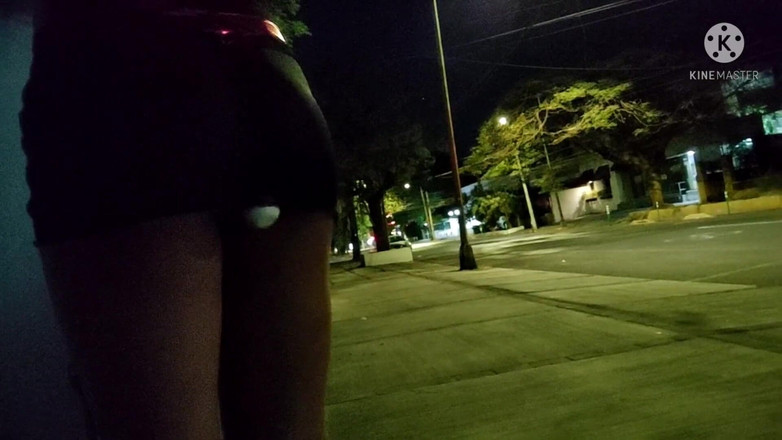 Traviezisha: Banci Crossdresser Berjalan Di Luar Dengan Alat Penggetar Di Dalam...