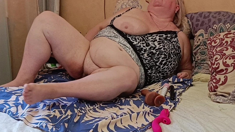 Zona901: Stepmom with Big Pussy Masturbates with Toys