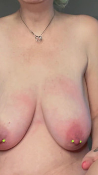 600 coups sur les seins avec divers outils