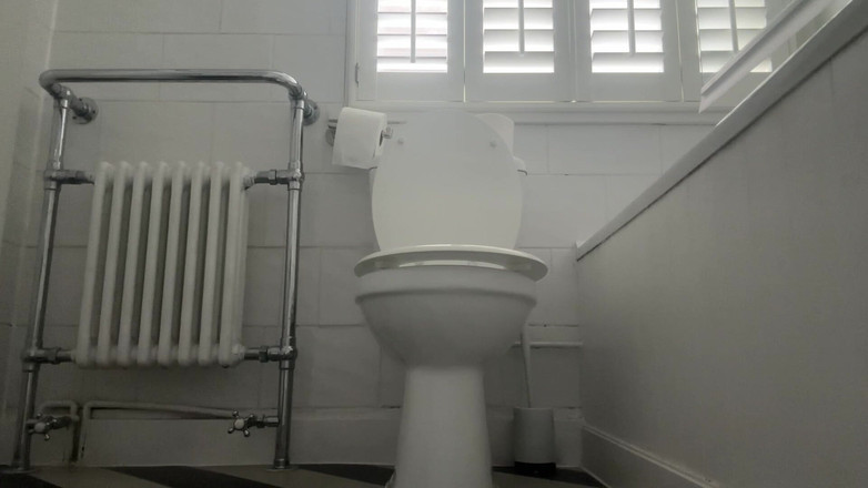 Miss Valentina: Сперма над моїм туалетом