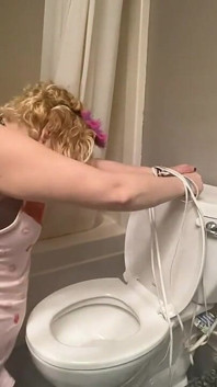 An Die Toilette Gefesselt