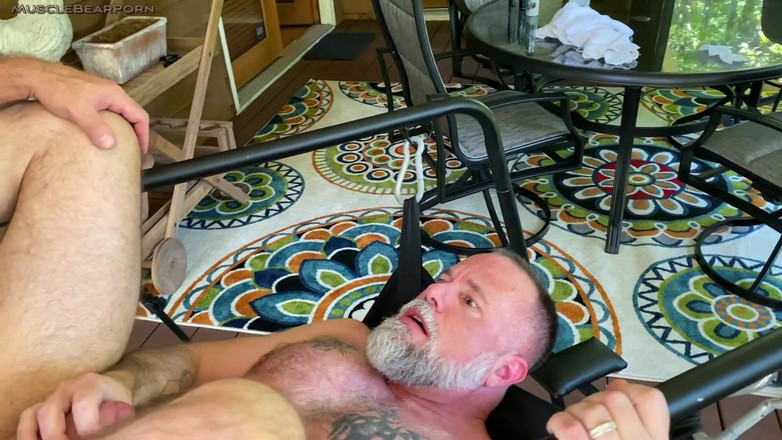 Muscle Bear Porn: Hai ông bố của Liam