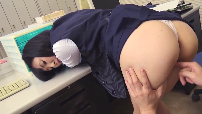 JAPAN IN LOVE: Lencería japonesa escena-4 La secretaria japonesa Yui Watanabe disfruta de...