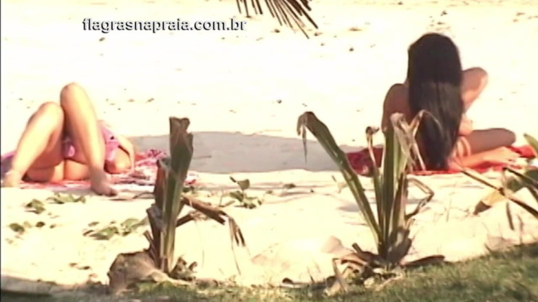 Amateurs videos: Maravillosa rubia y morena toman el sol desnuda en una...