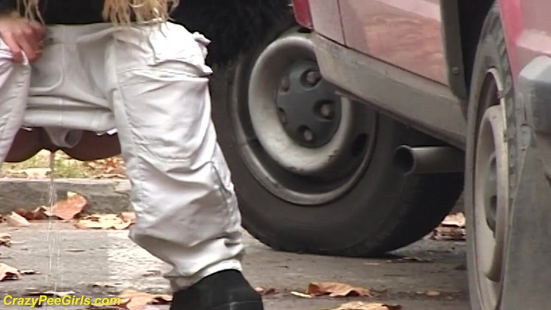 Crazy pee girls: Ragazza fa pipì tra le macchine