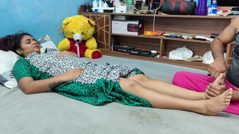 Vaishnavysharunraj: เมียมาลายาลีนวดเท้าโดยผัว