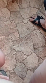 Drie slaapzaalgenoten masturberen op een risicovolle manier hun kutjes in de gedeelde keuken