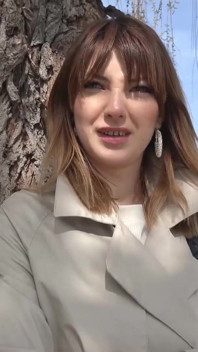 La teen kristin con le tette flosce fa sesso anale rude durante un casting in strada