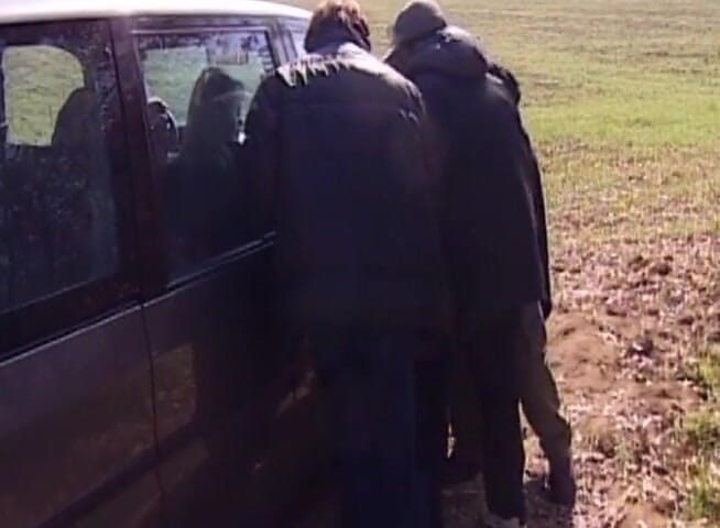 Public Lust: Babe masturbeert in de auto terwijl mensen naar haar kijken