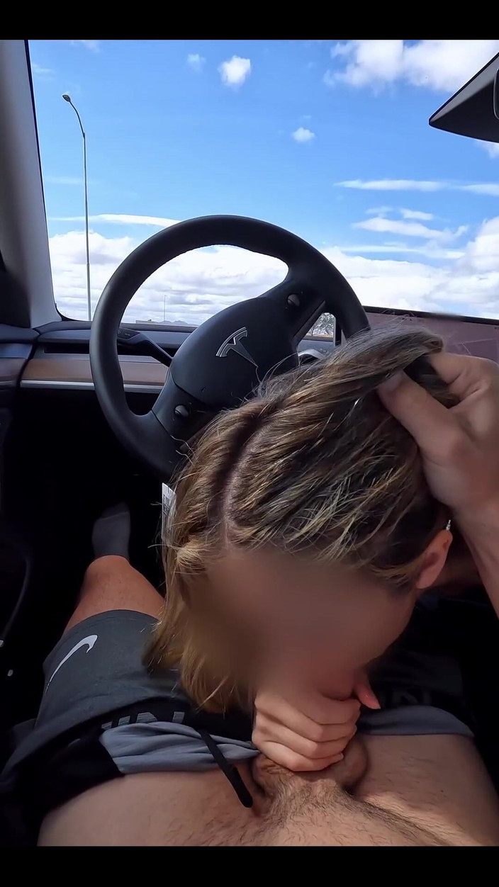 AvaZev: Una rischiosa scopata in macchina