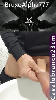 おしっこをしたり棒で拍手したり