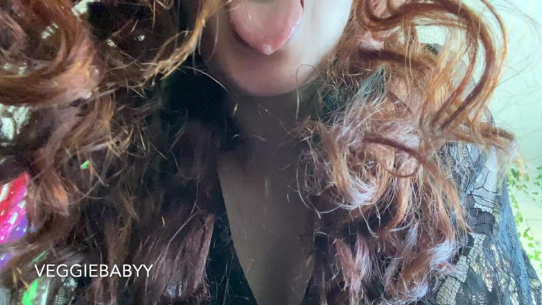 Veggiebabyy: I Spit in Ur Mouth While U Fuck My Hand
