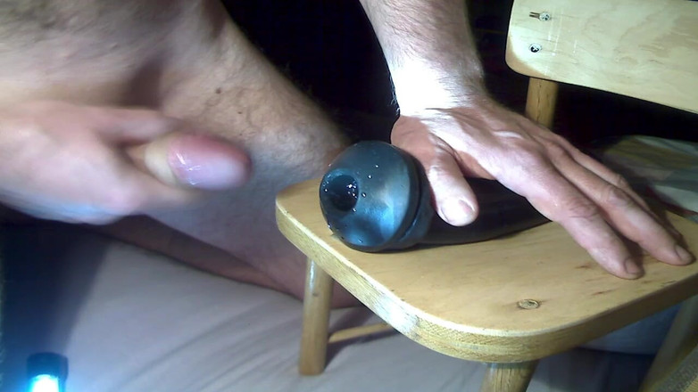 White Ukrainian Dick: チンコはきついゴムのスリーブを感じたくて、そこから射精したがる!