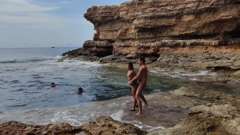 Magia Rosa: Nurkowie obserwujący nas ruchających się na plaży, pomagają nam