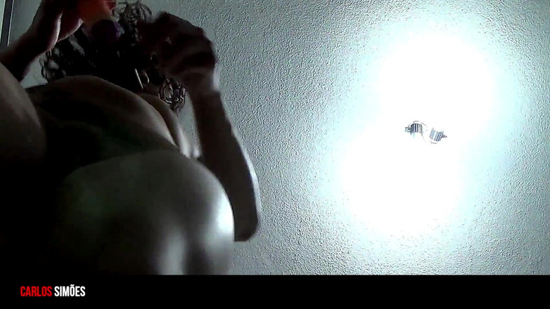 Carlos-Simoes: Willst du diesen Lutscher lutschen? Heiße brünette schob den dildo...