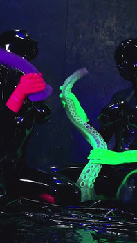 Jugando en la oscuridad con nuestros grandes consoladores de tentáculos