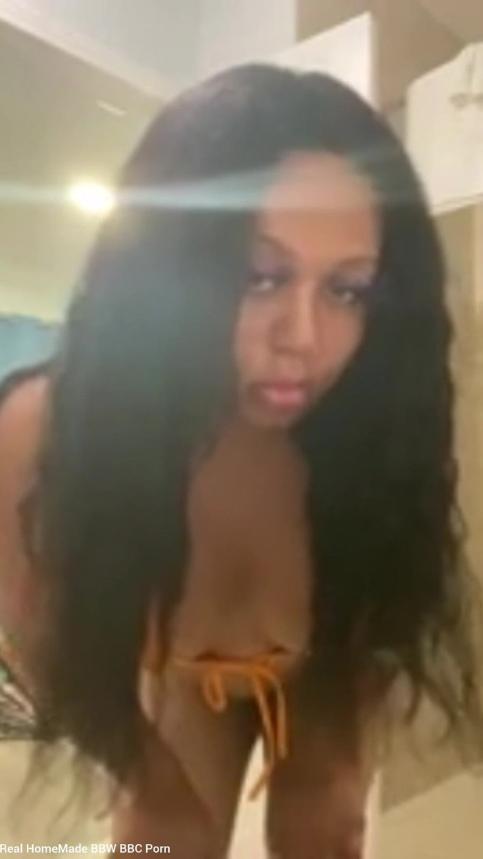 Super sexy ebony cuties: セクシーなビキニでお尻を振るポーズ